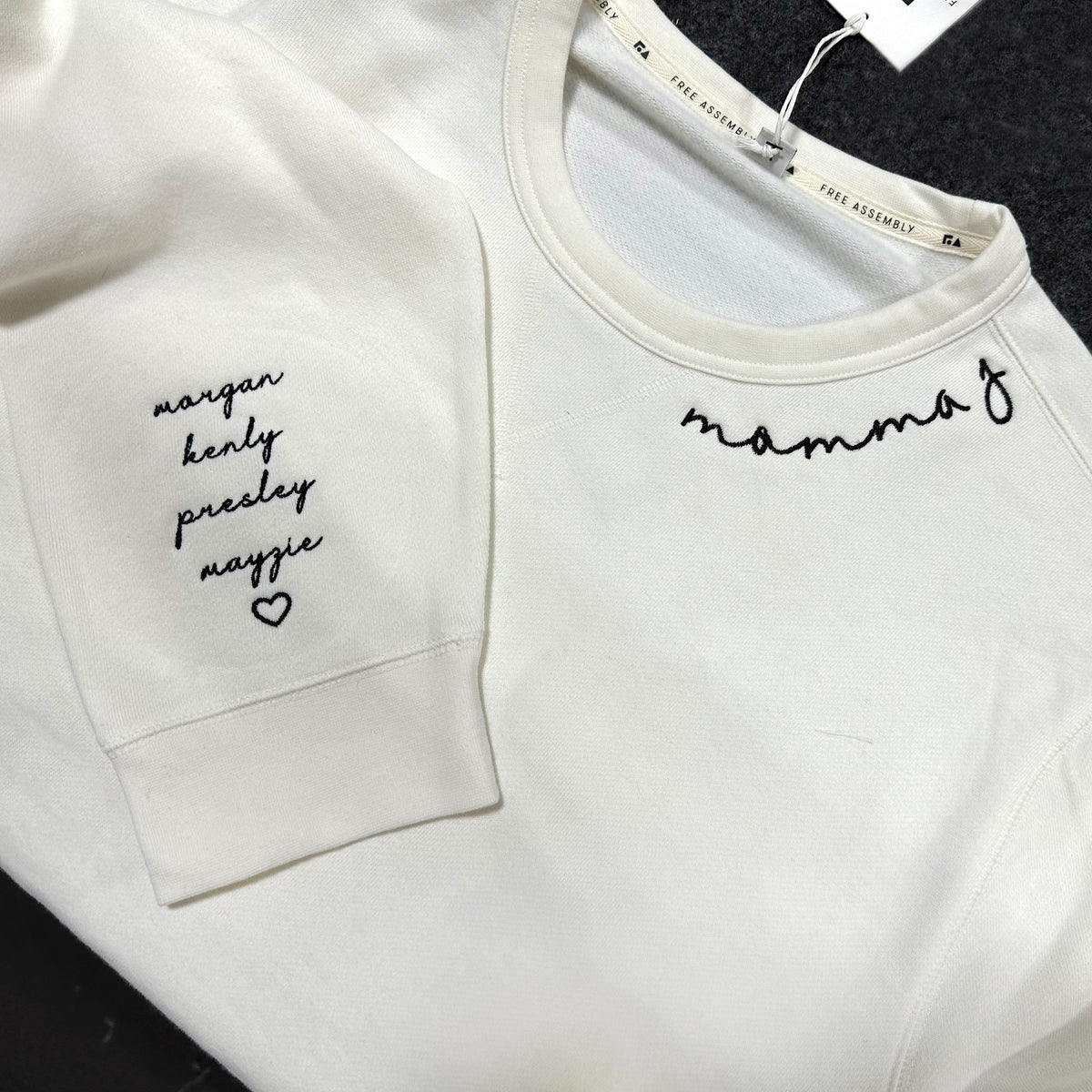 Mama Cursive Unisex Sweatshirt with Names