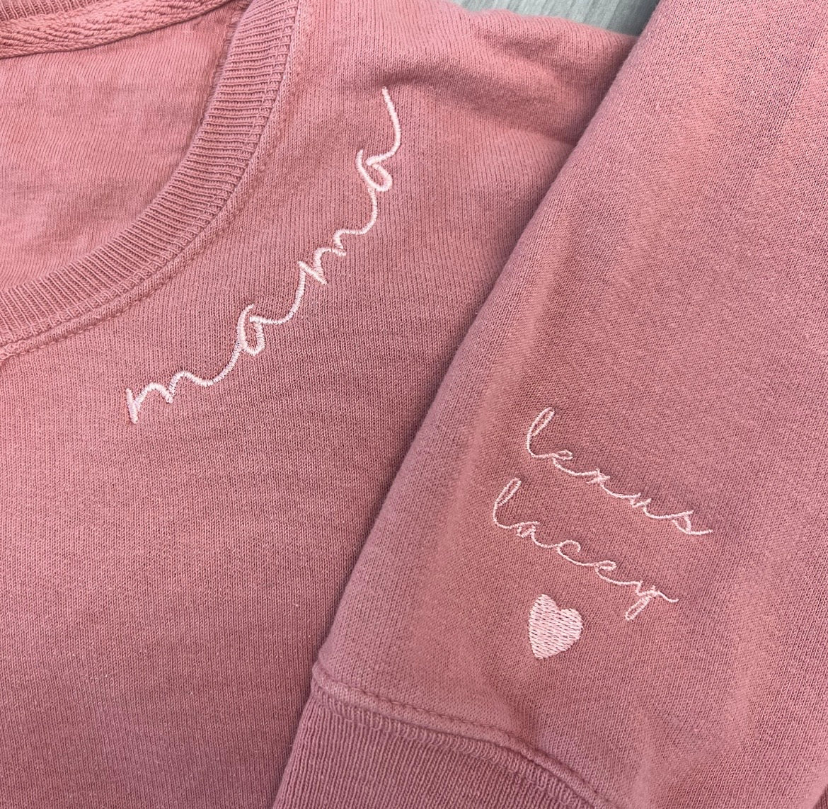 Mama Cursive Unisex Sweatshirt with Names
